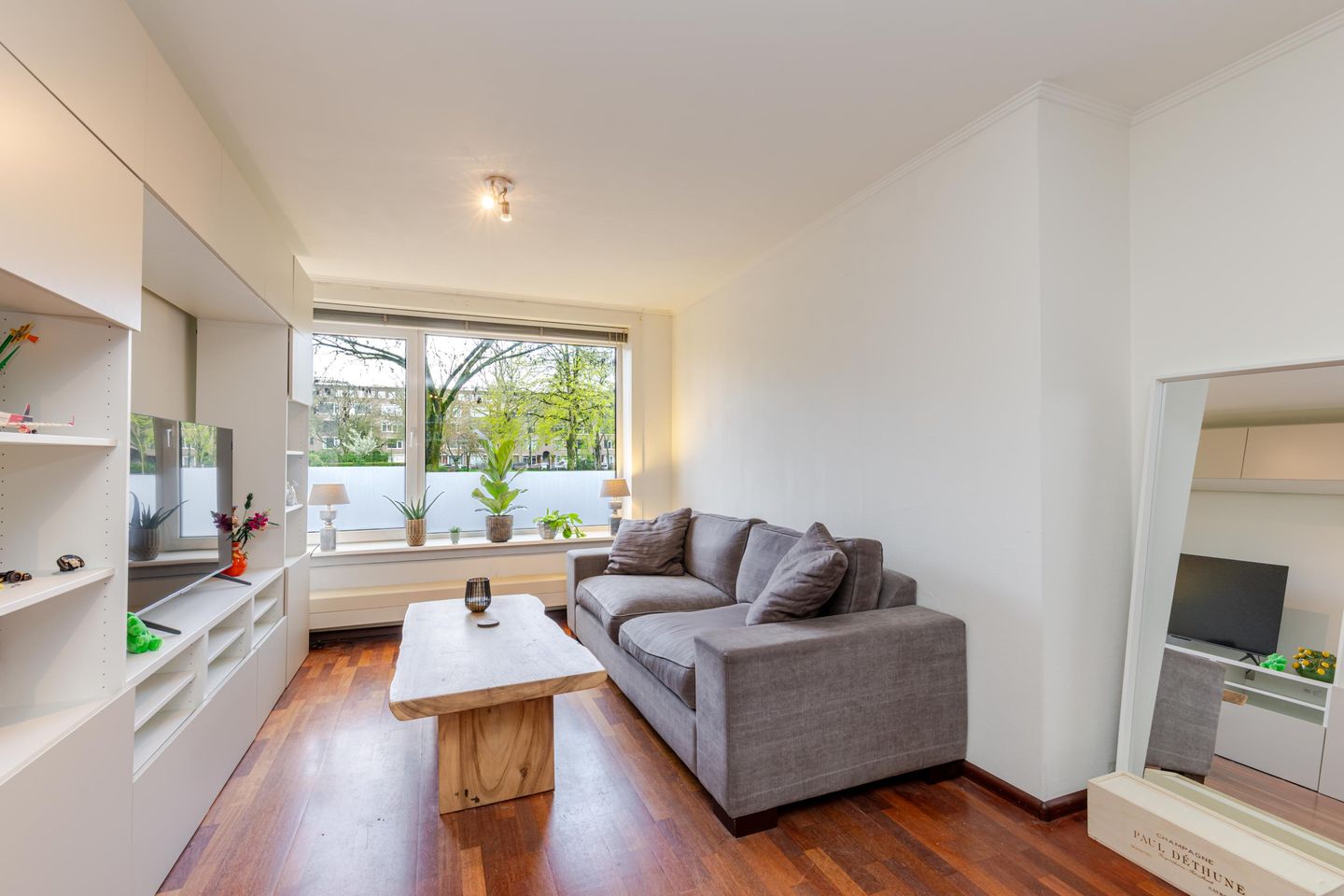 Ground floor apartment with deep garden in popular 1930s neighborhood — 20