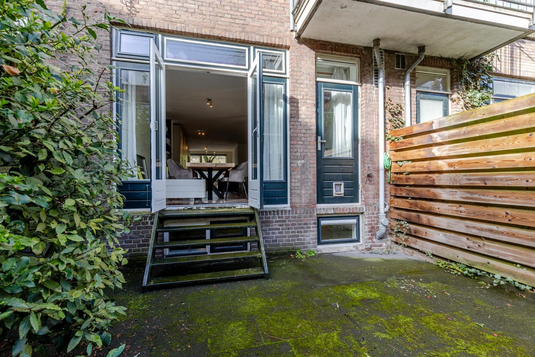Ground floor apartment with deep garden in popular 1930s neighborhood — 16