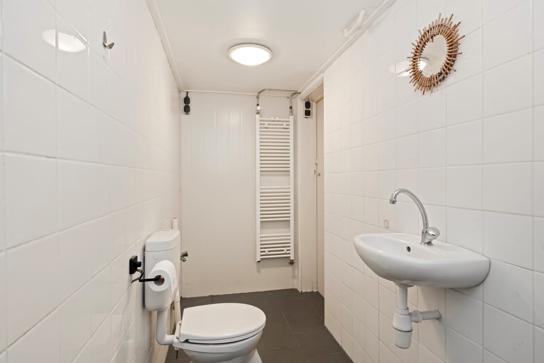 Spacious corner apartment on top floor with basement and two balconies — 38