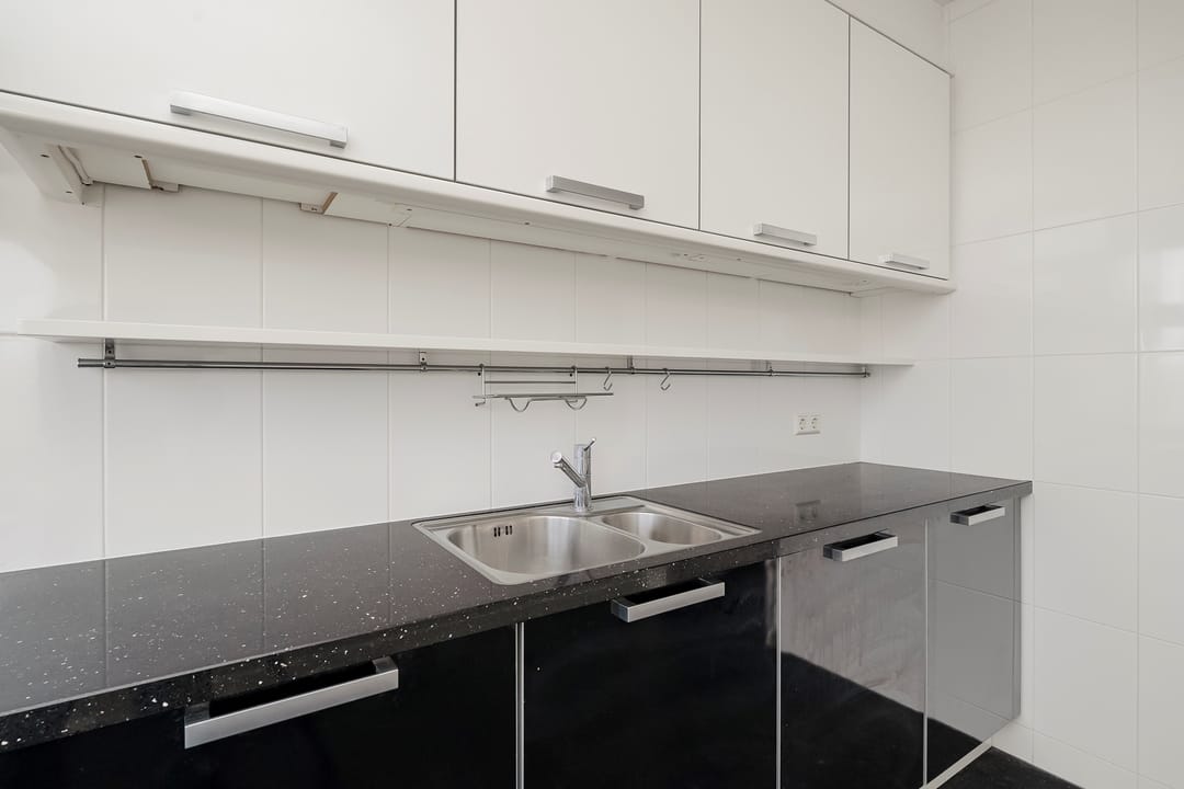 Spacious corner apartment on top floor with basement and two balconies — 17