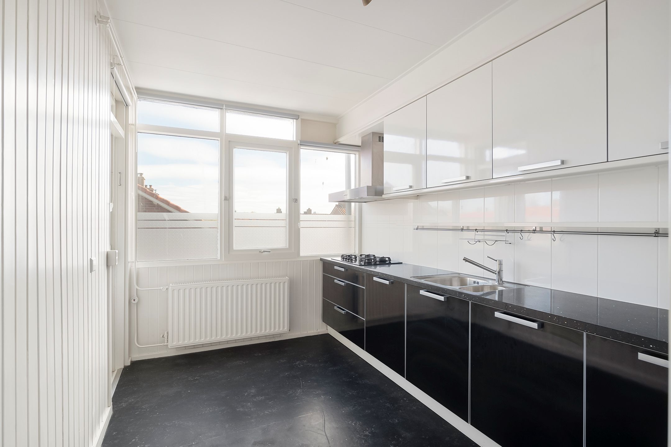 Spacious corner apartment on top floor with basement and two balconies — 15