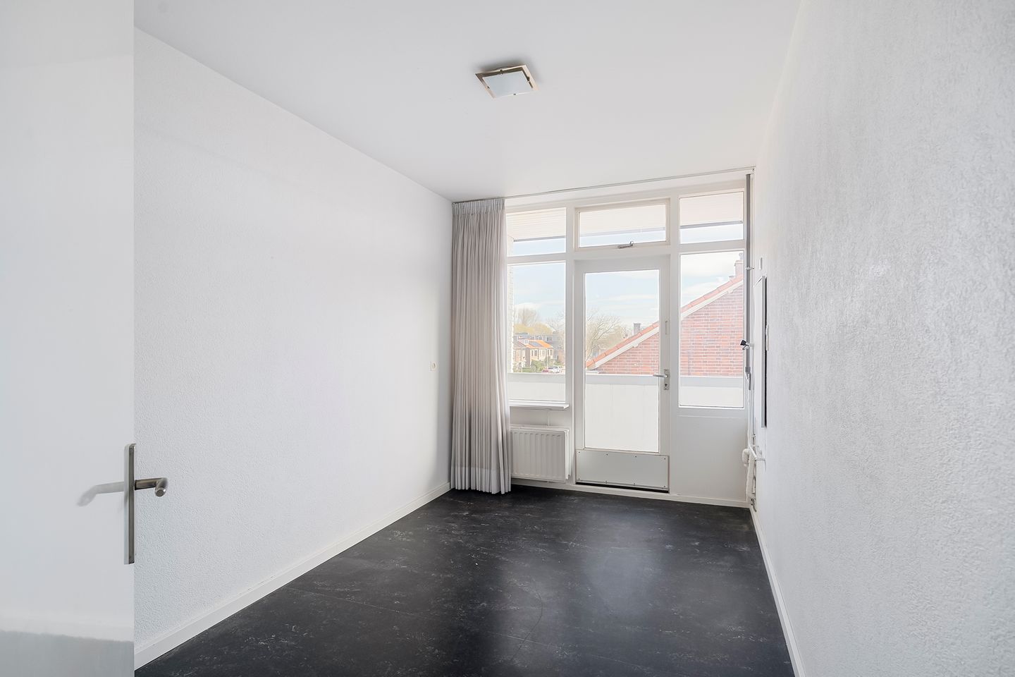 Spacious corner apartment on top floor with basement and two balconies — 20