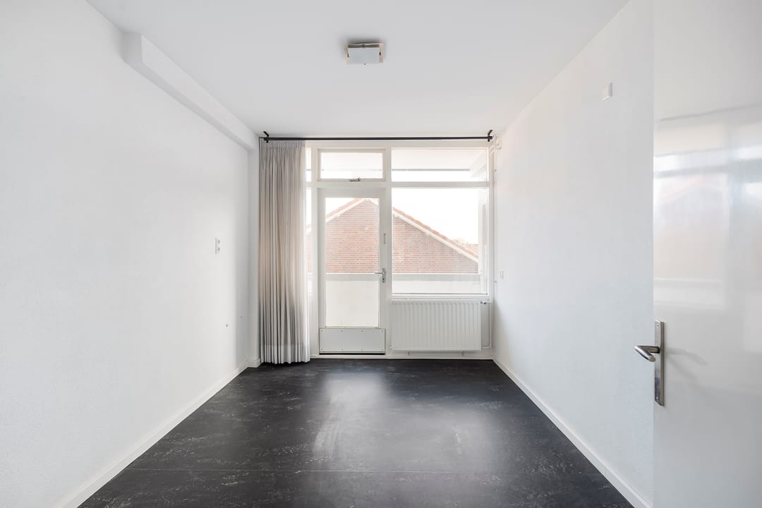 Spacious corner apartment on top floor with basement and two balconies — 22