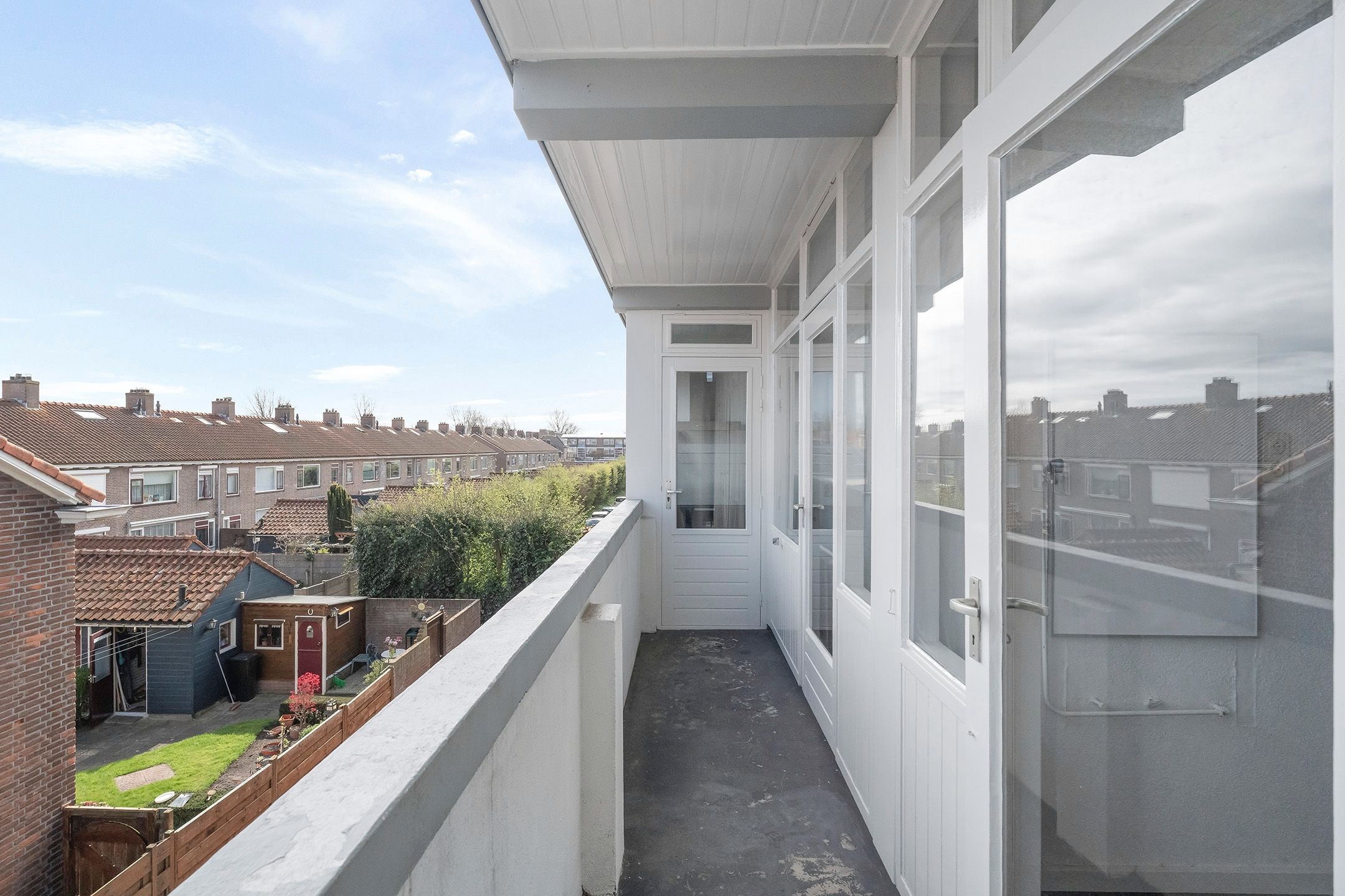Spacious corner apartment on top floor with basement and two balconies — 24