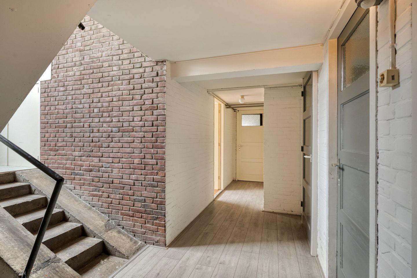 Spacious corner apartment on top floor with basement and two balconies — 29