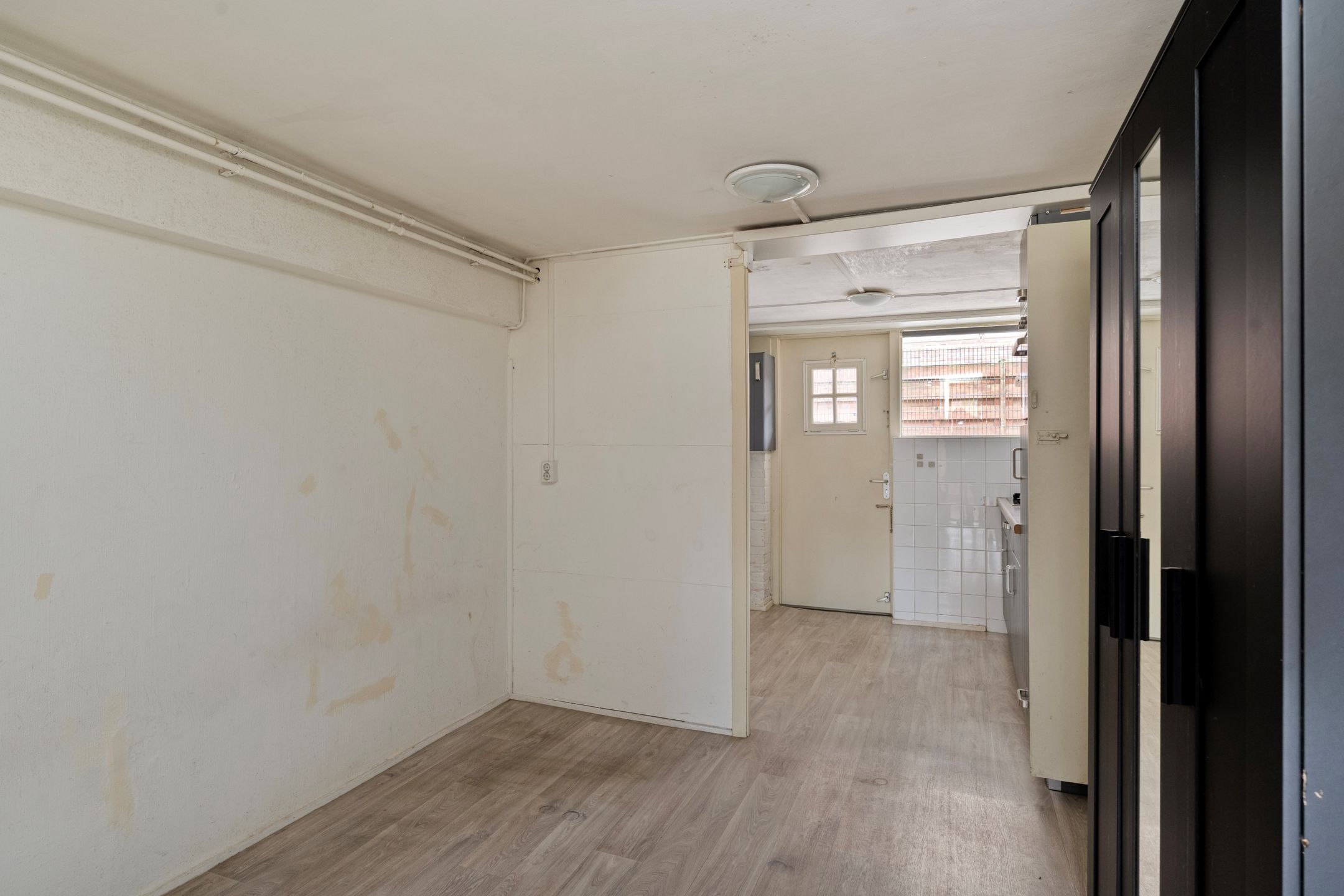 Spacious corner apartment on top floor with basement and two balconies — 30