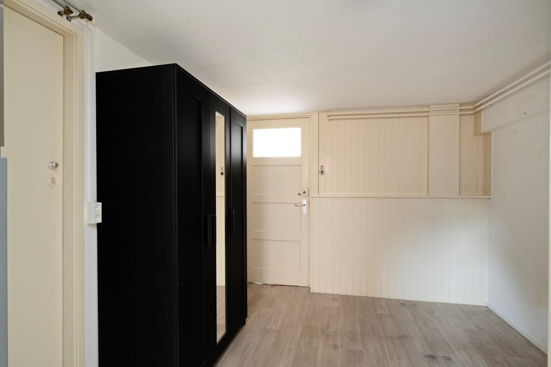 Spacious corner apartment on top floor with basement and two balconies — 31