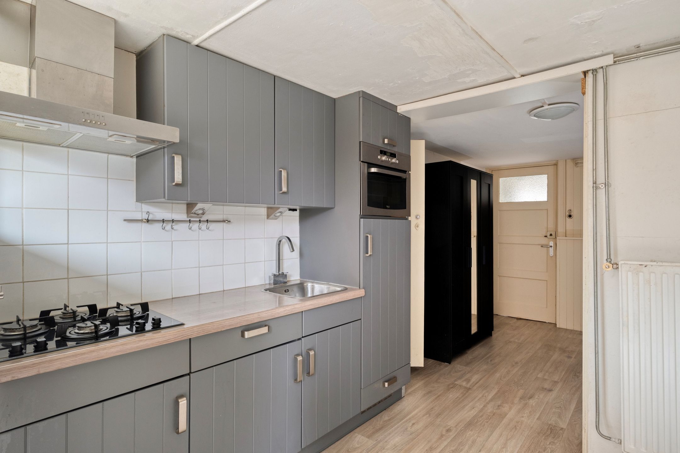 Spacious corner apartment on top floor with basement and two balconies — 33