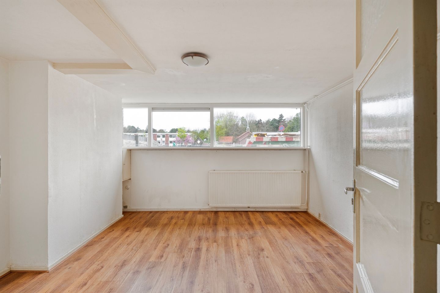 Spacious corner apartment on top floor with basement and two balconies — 35