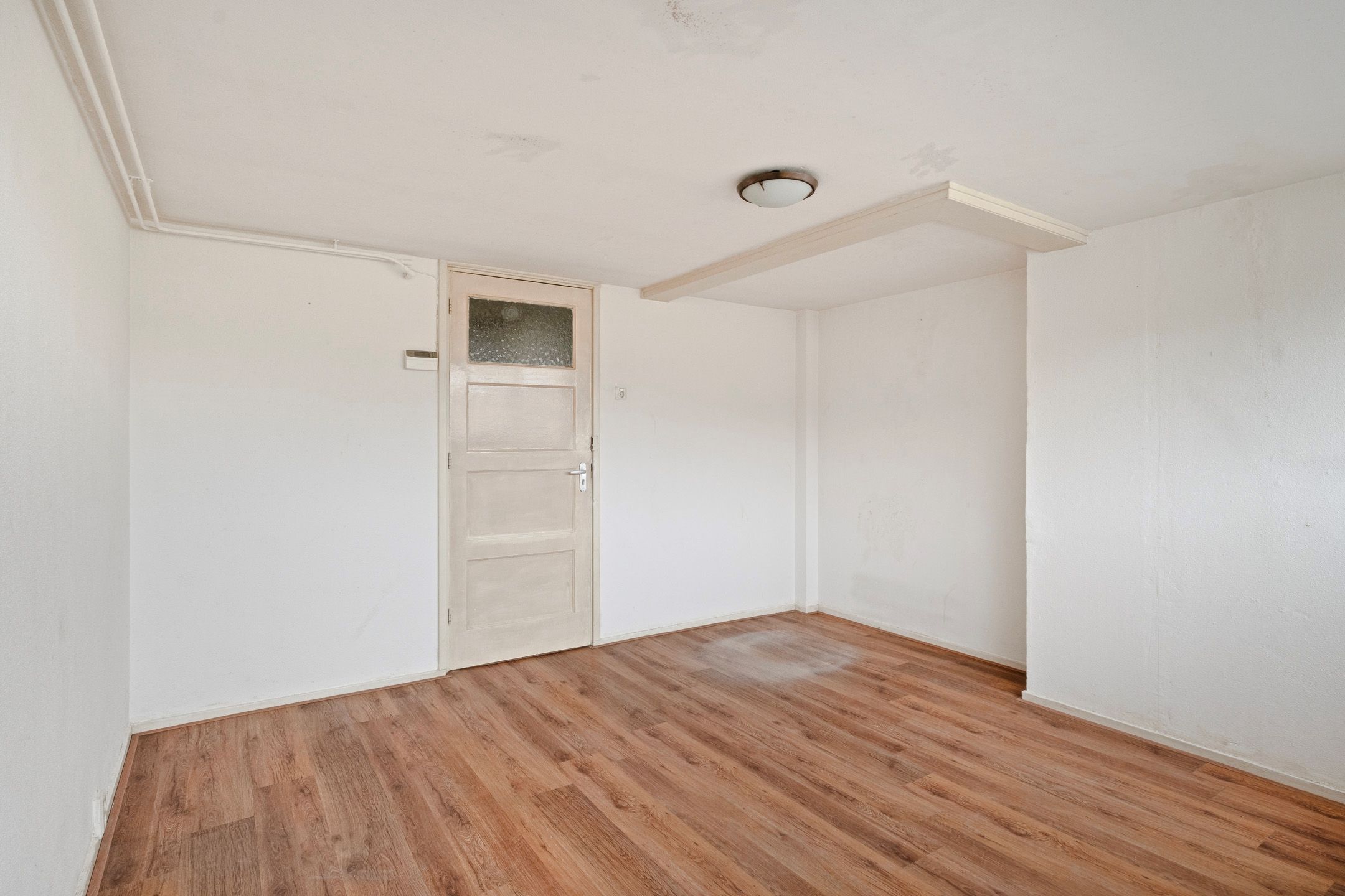 Spacious corner apartment on top floor with basement and two balconies — 36