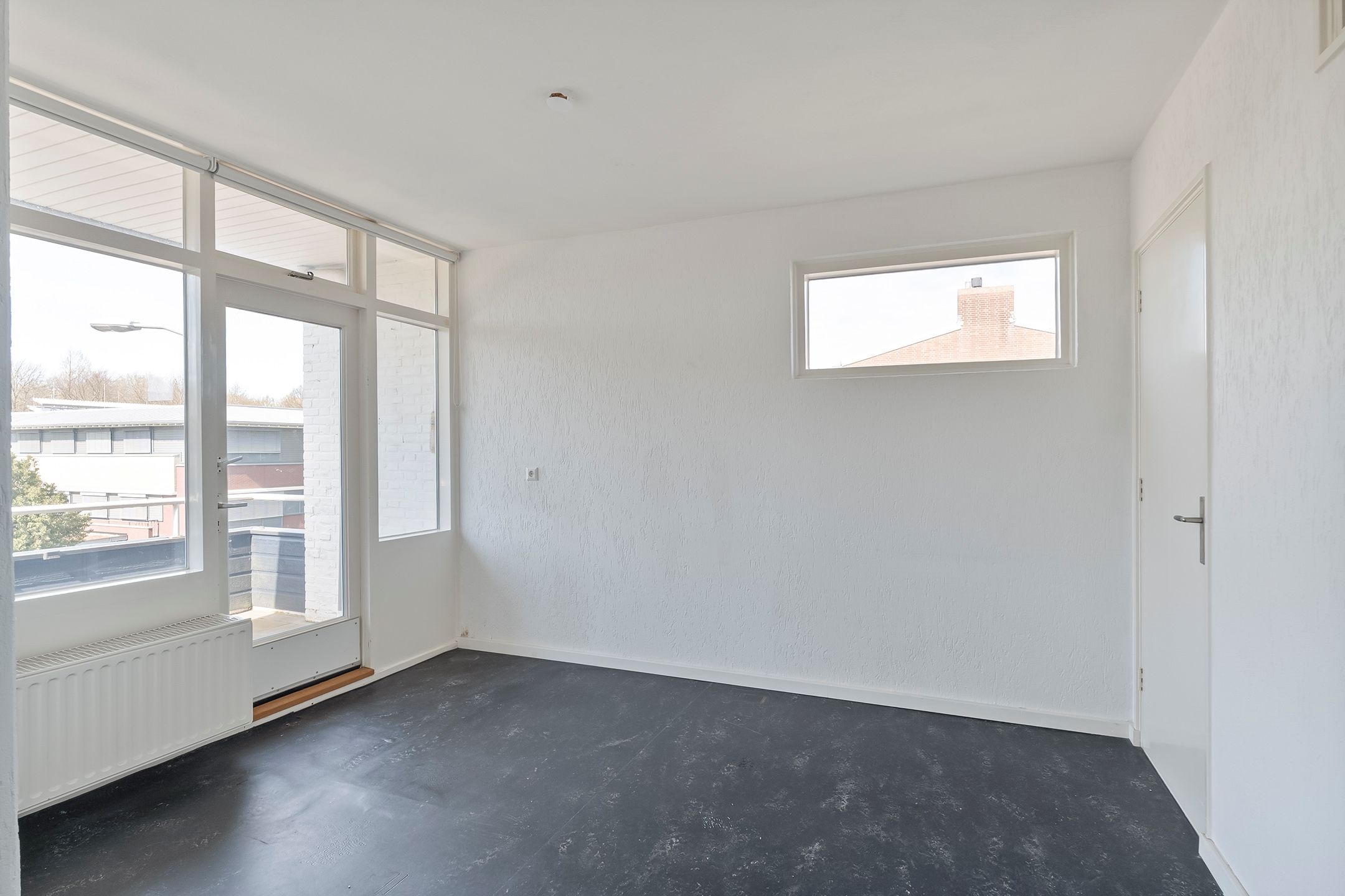 Spacious corner apartment on top floor with basement and two balconies — 12