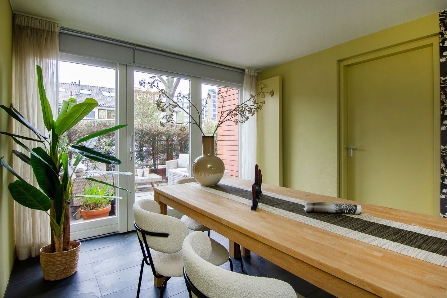 Modern Family Home with Rooftop Terrace in Child-Friendly Courtyard — 20