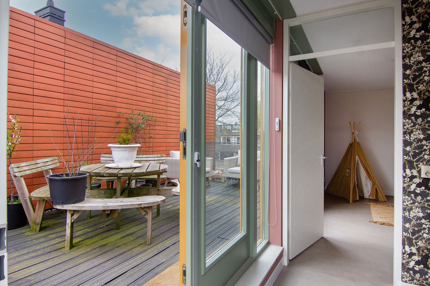 Modern Family Home with Rooftop Terrace in Child-Friendly Courtyard — 40