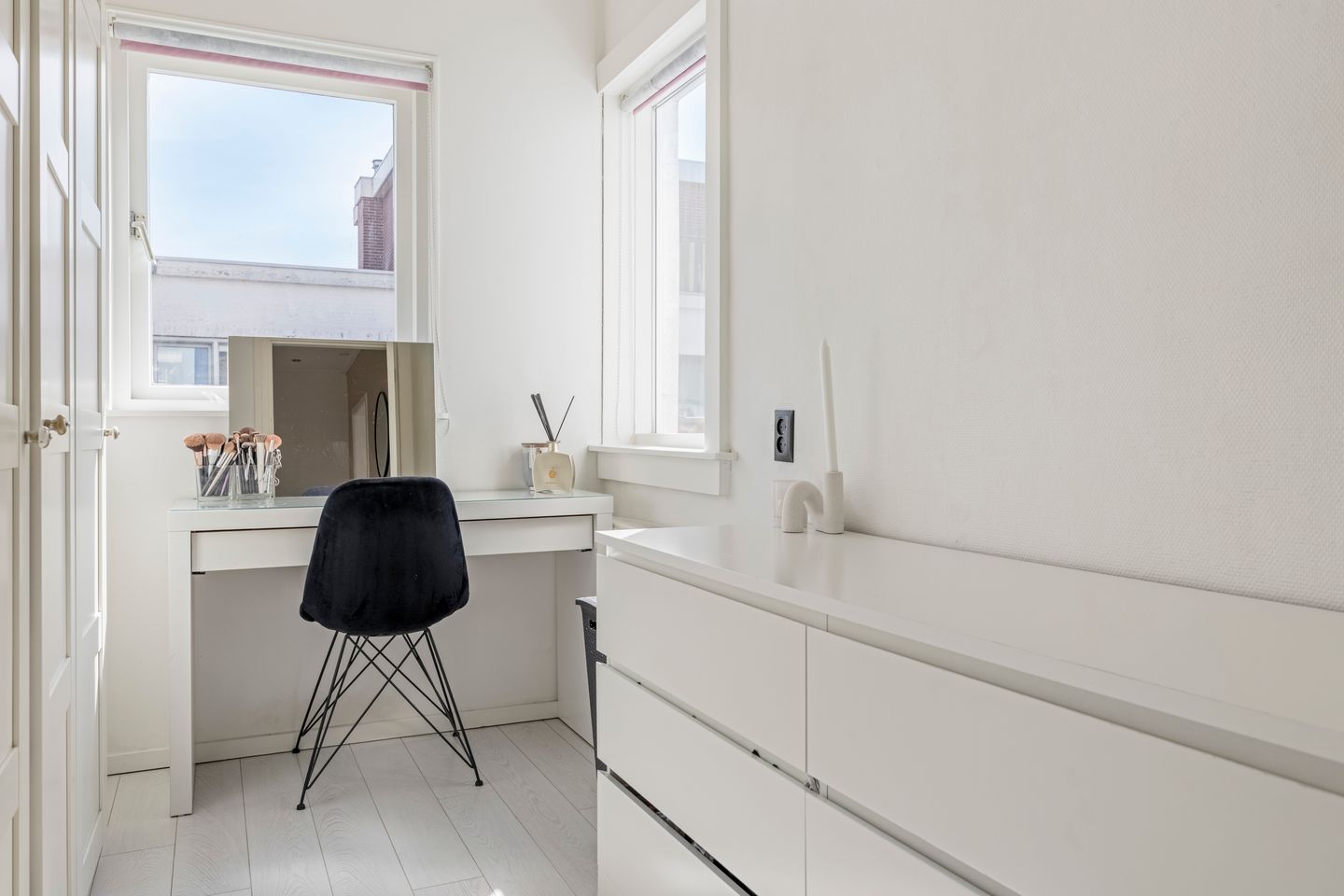 Charming 1925 Upper-Storey Apartment with Balcony near Loosduinen — 20