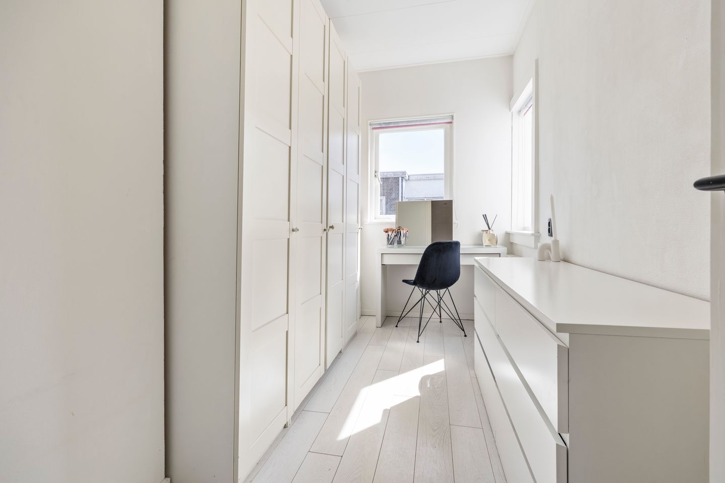 Charming 1925 Upper-Storey Apartment with Balcony near Loosduinen — 19