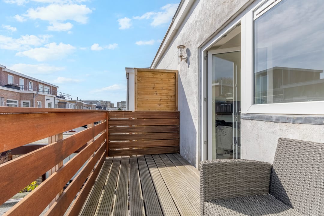 Charming 1925 Upper-Storey Apartment with Balcony near Loosduinen — 23