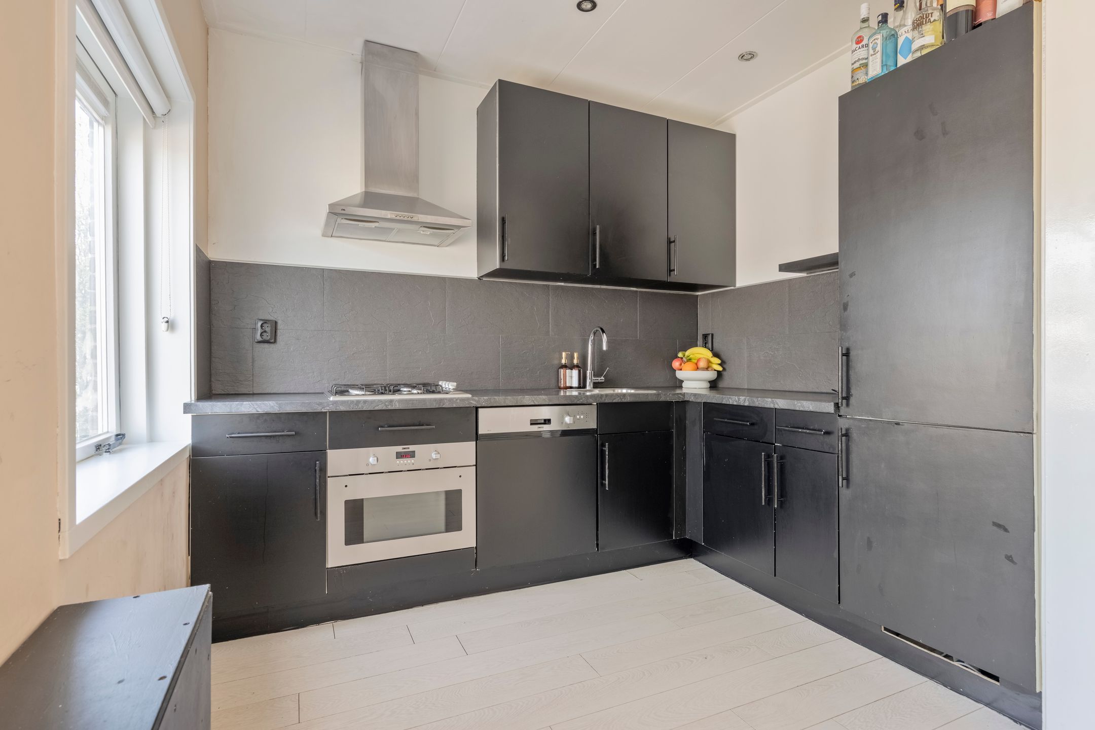 Charming 1925 Upper-Storey Apartment with Balcony near Loosduinen — 9