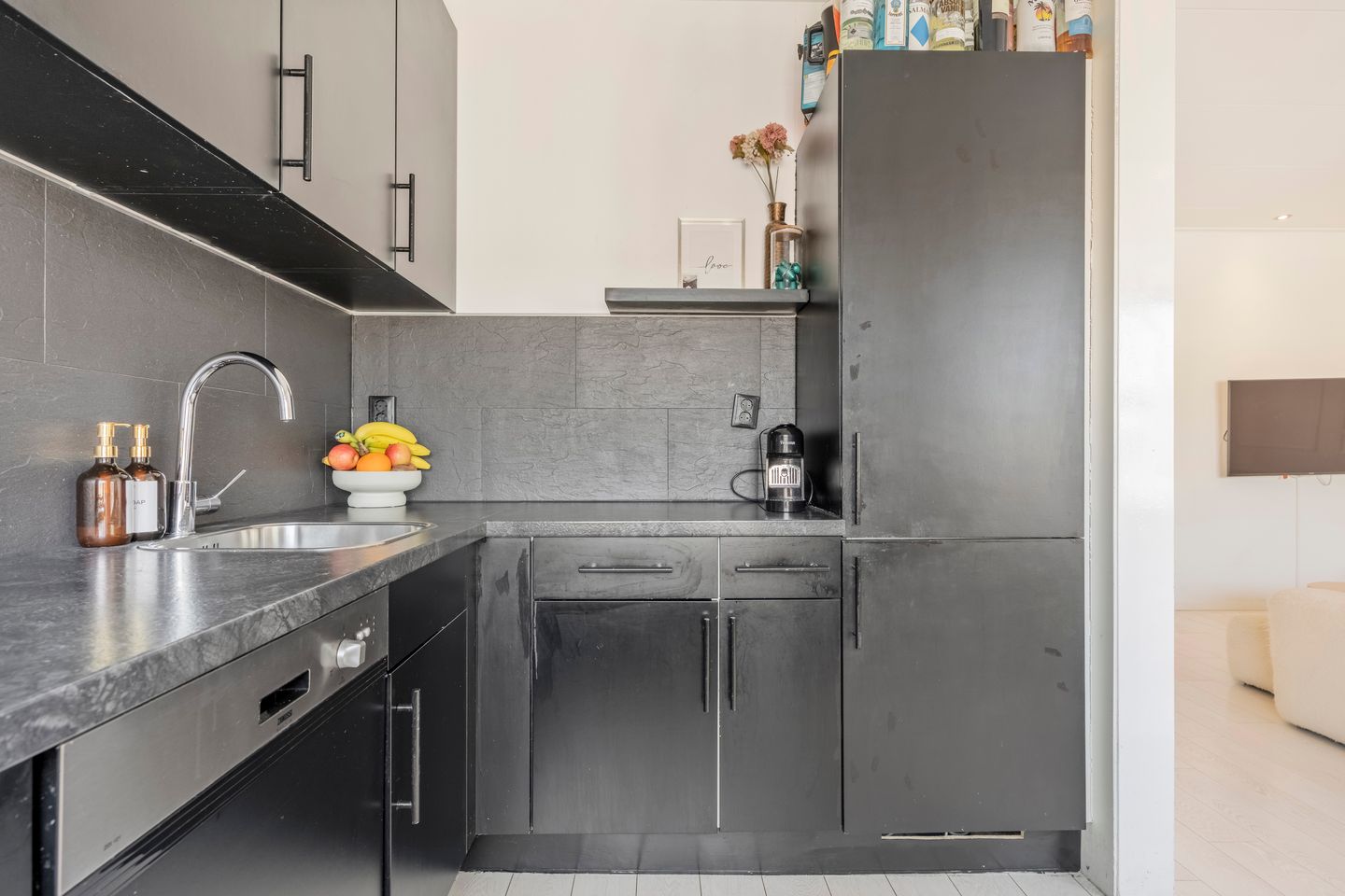 Charming 1925 Upper-Storey Apartment with Balcony near Loosduinen — 10