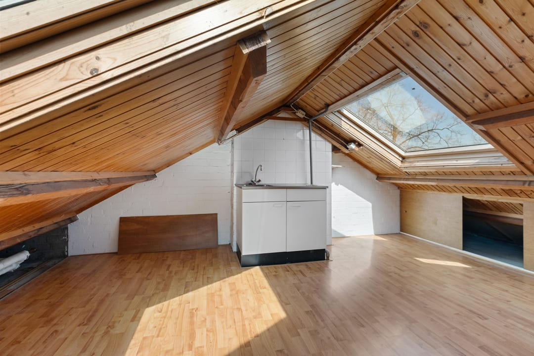 Spacious Family Home with Eight Bedrooms and Multiple Balconies — 28