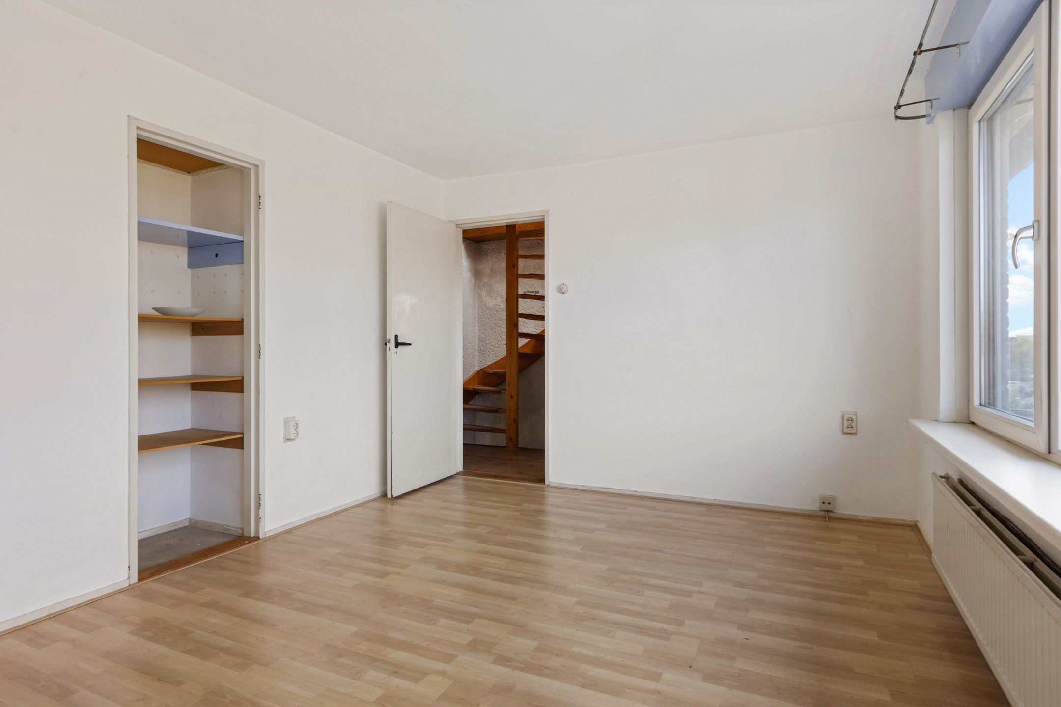 Spacious Family Home with Eight Bedrooms and Multiple Balconies — 18