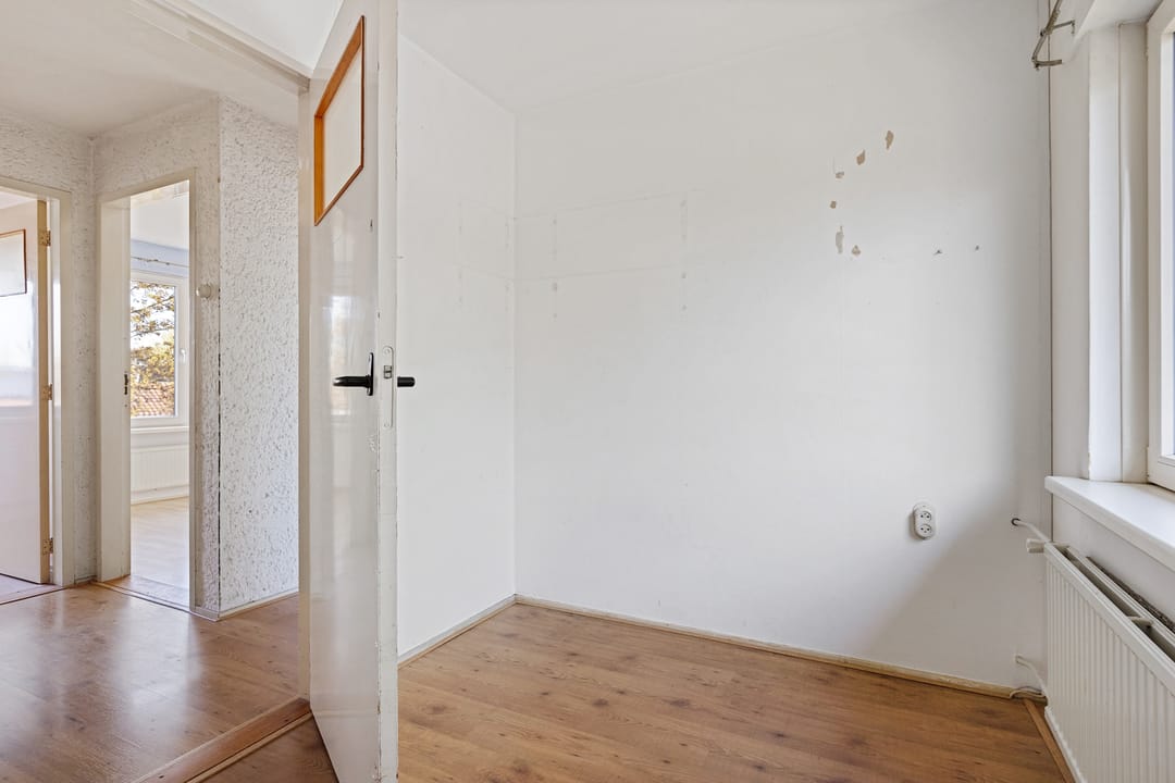 Spacious Family Home with Eight Bedrooms and Multiple Balconies — 13