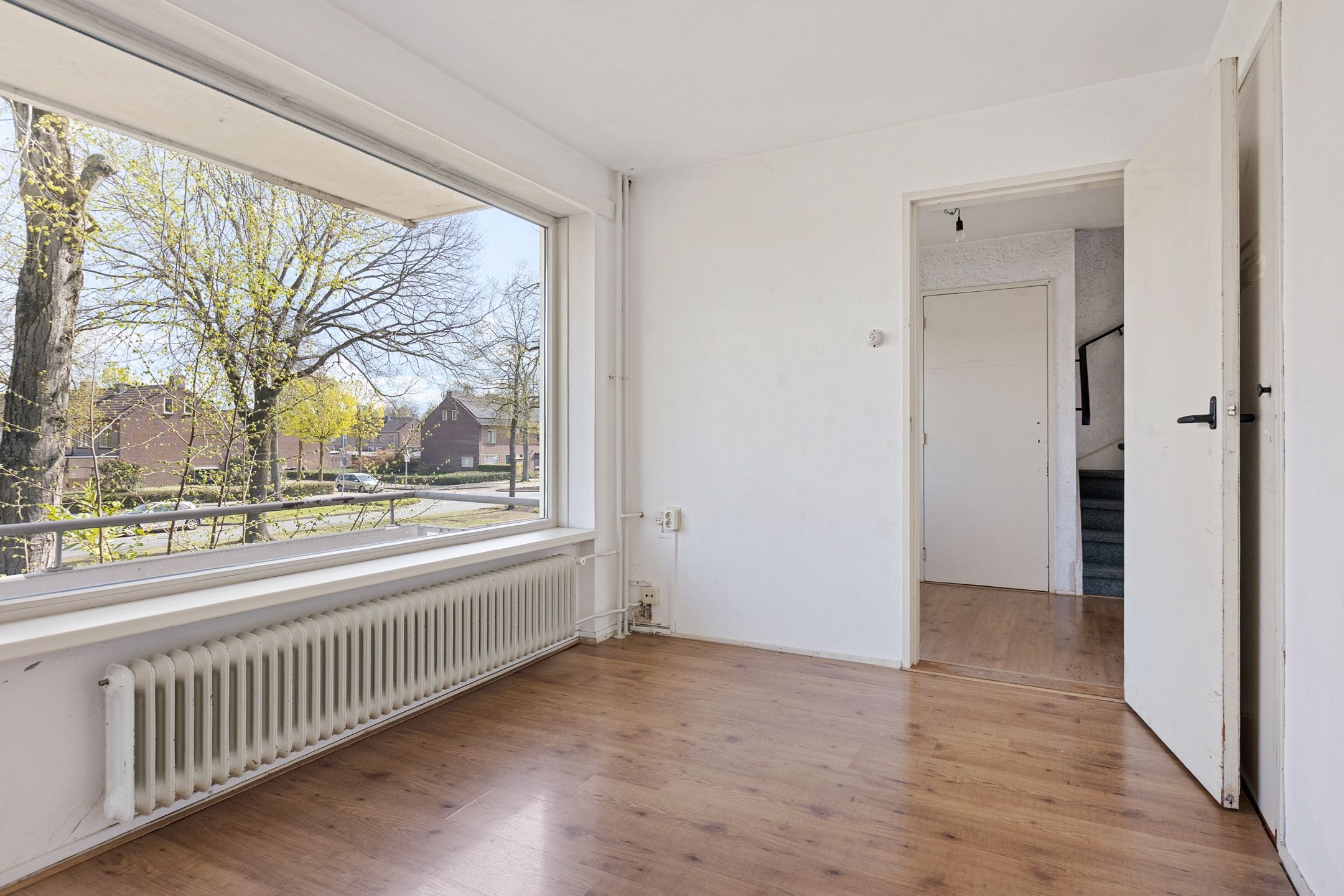 Spacious Family Home with Eight Bedrooms and Multiple Balconies — 27