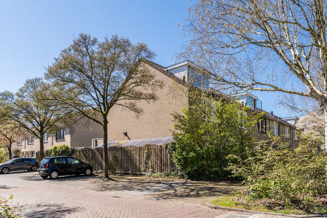 Move-in ready corner house with sunny garden in Amstelveen — 52
