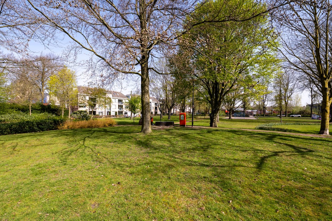 Spacious apartment with park views in Wouw — 26