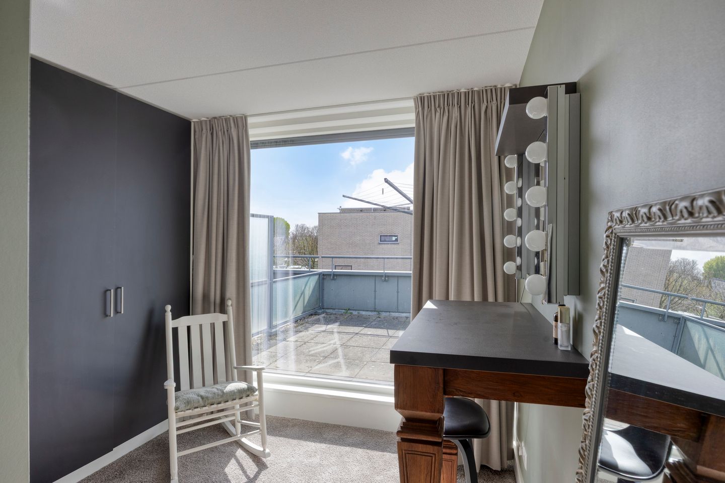 Family Home with Sunny Garden, Roof Terrace and Carport — 40