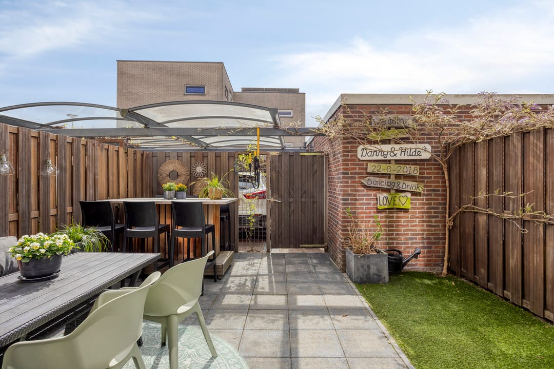 Family Home with Sunny Garden, Roof Terrace and Carport — 46