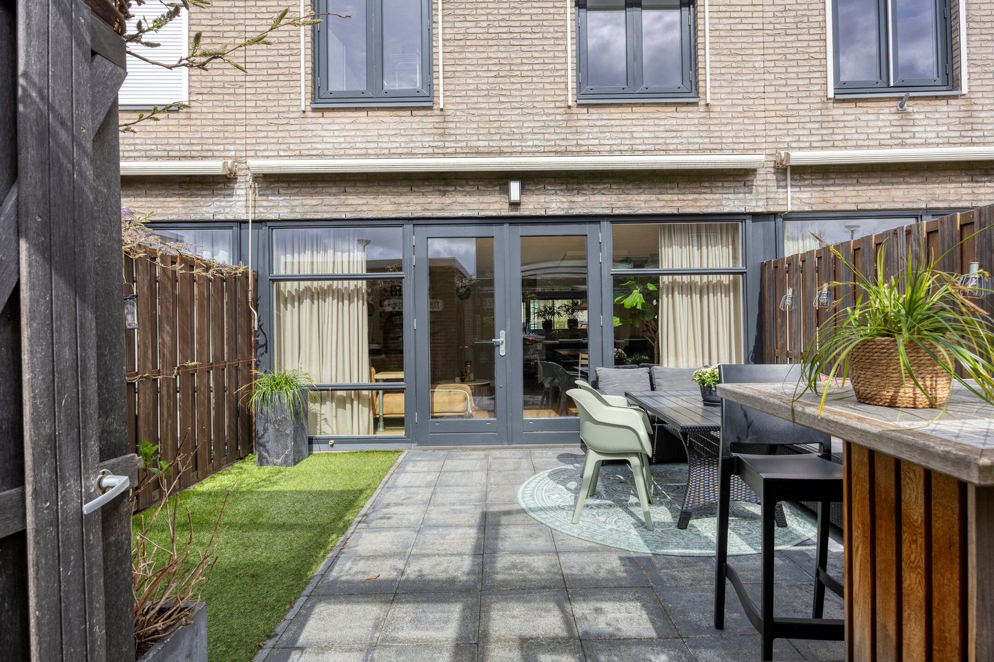 Family Home with Sunny Garden, Roof Terrace and Carport — 44