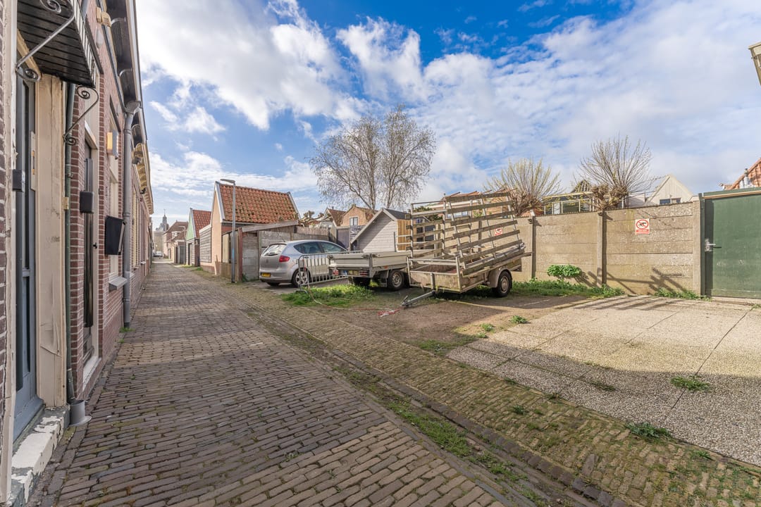 Characterful townhouse with deep sunny garden in historic Enkhuizen city center — 52