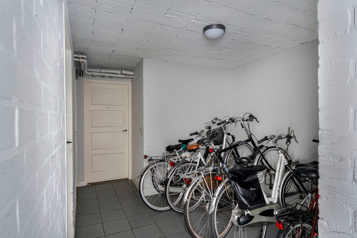 Spacious and Move-in Ready Three-Room Apartment in Green Surroundings — 35