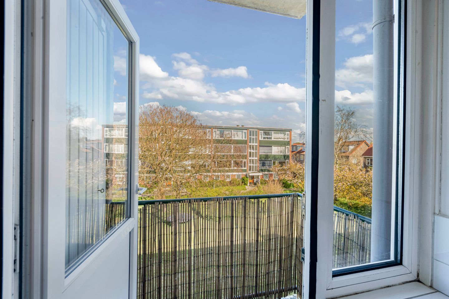 Spacious and Move-in Ready Three-Room Apartment in Green Surroundings — 20