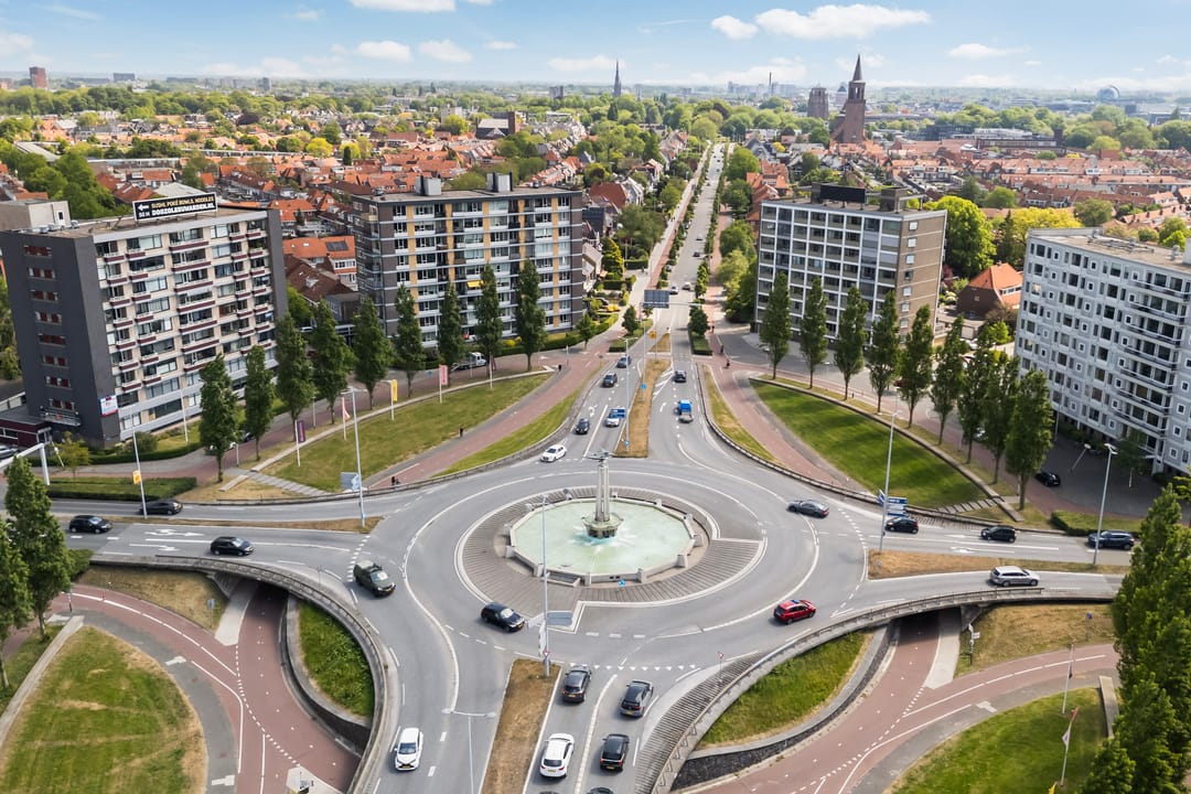 Spacious top-floor apartment with panoramic city views in Leeuwarden — 32