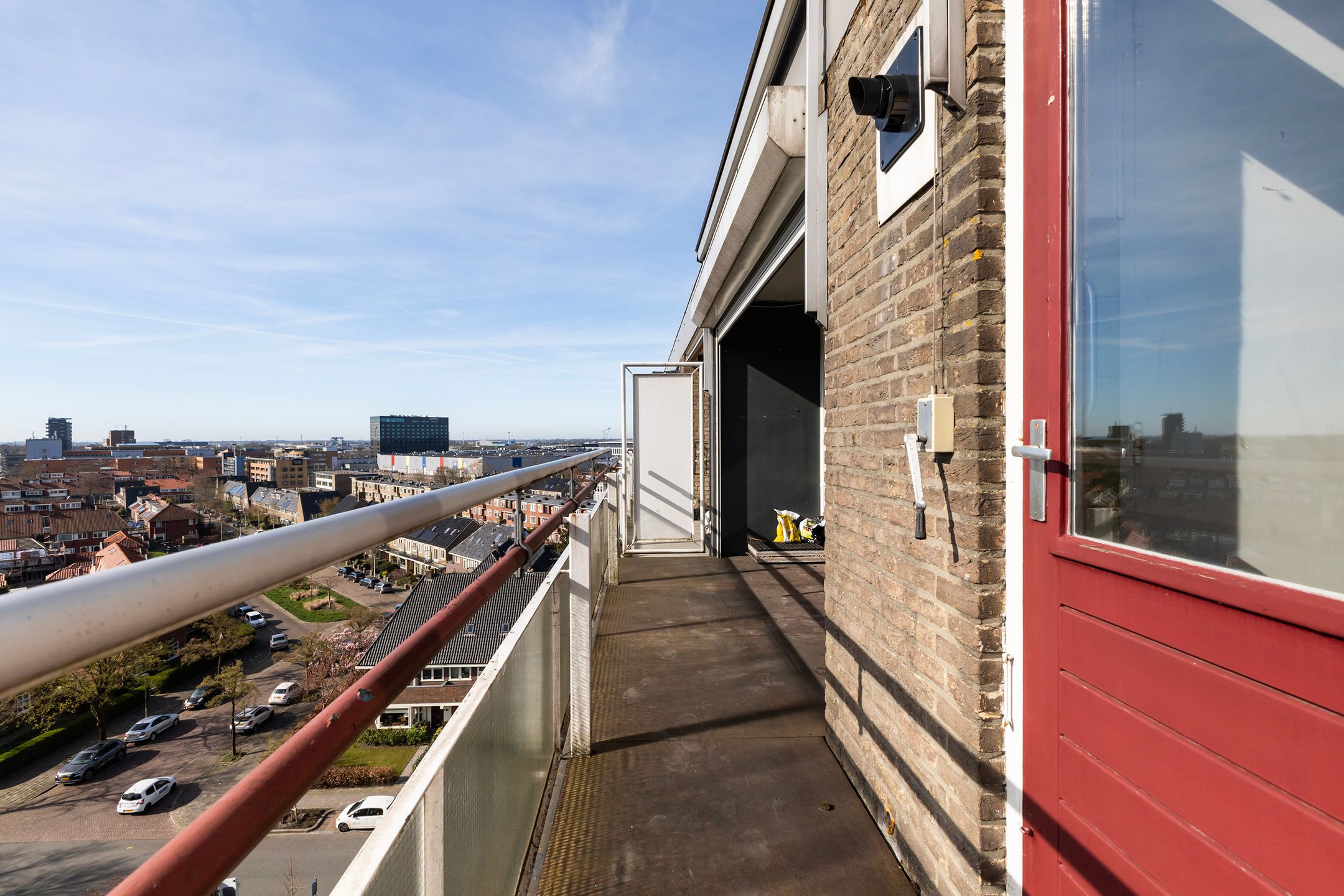 Spacious top-floor apartment with panoramic city views in Leeuwarden — 21