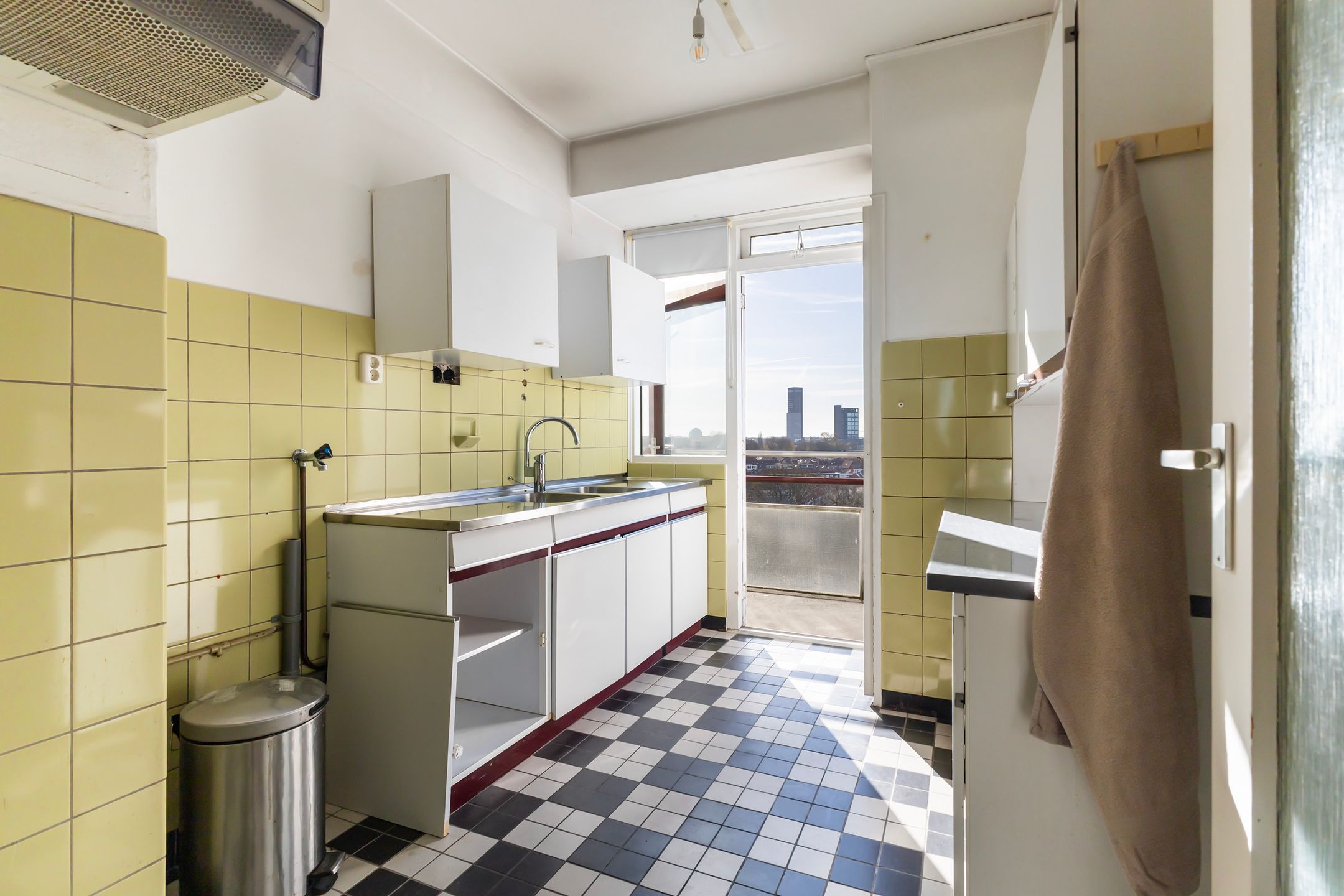 Spacious top-floor apartment with panoramic city views in Leeuwarden — 12