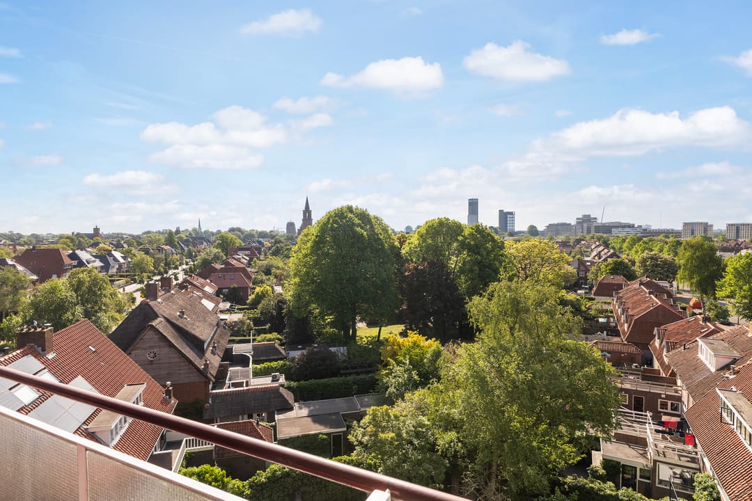 Spacious top-floor apartment with panoramic city views in Leeuwarden — 31