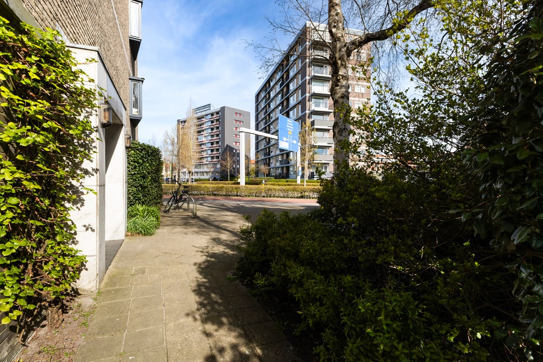 Spacious top-floor apartment with panoramic city views in Leeuwarden — 28