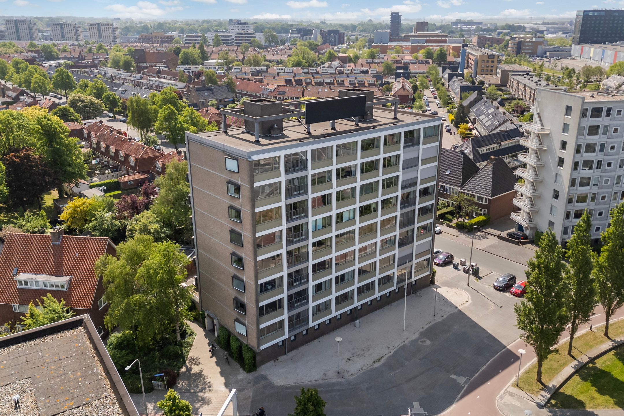 Spacious top-floor apartment with panoramic city views in Leeuwarden — 30