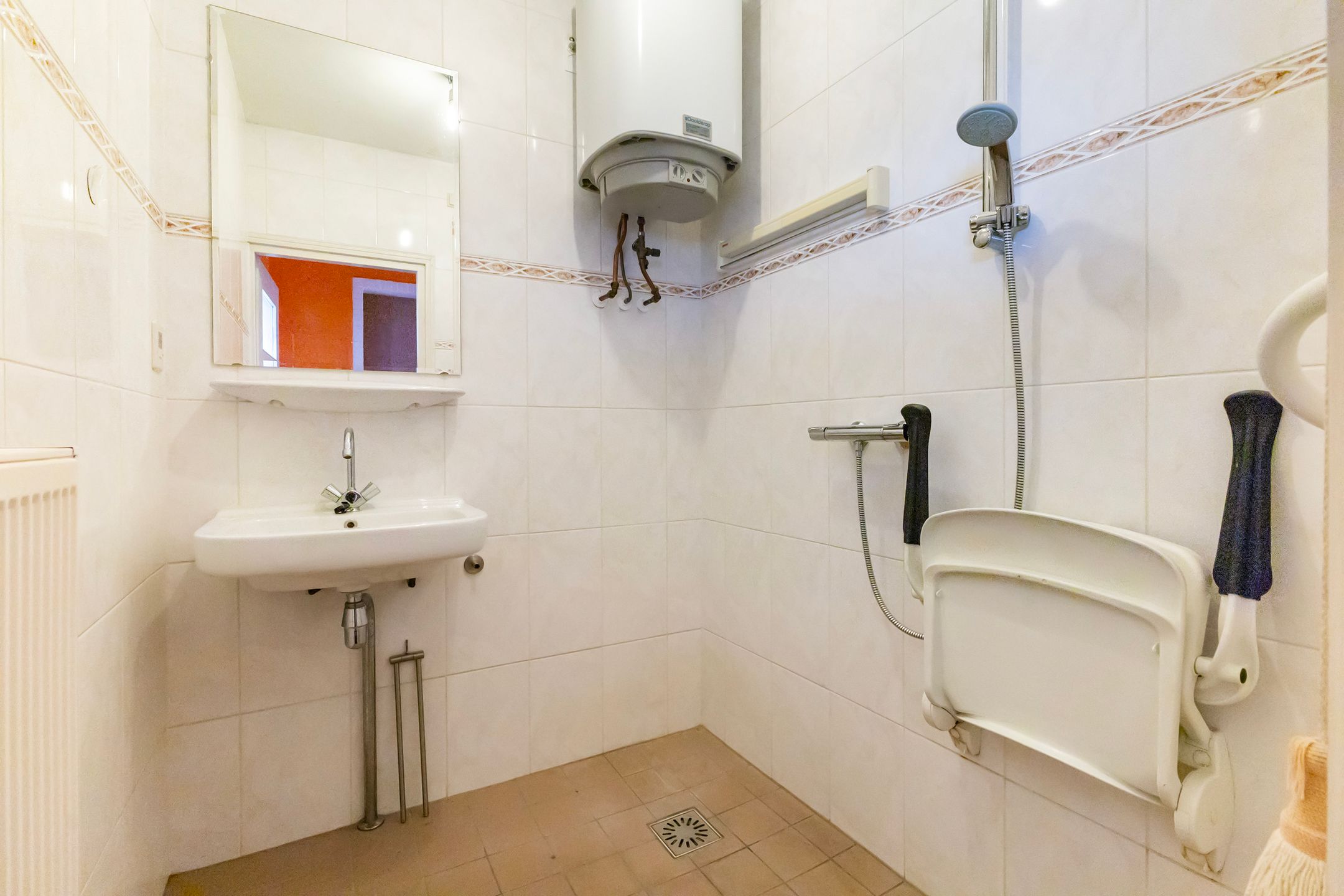 Spacious top-floor apartment with panoramic city views in Leeuwarden — 18
