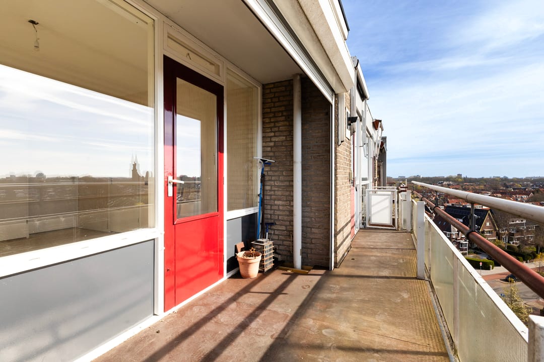 Spacious top-floor apartment with panoramic city views in Leeuwarden — 22