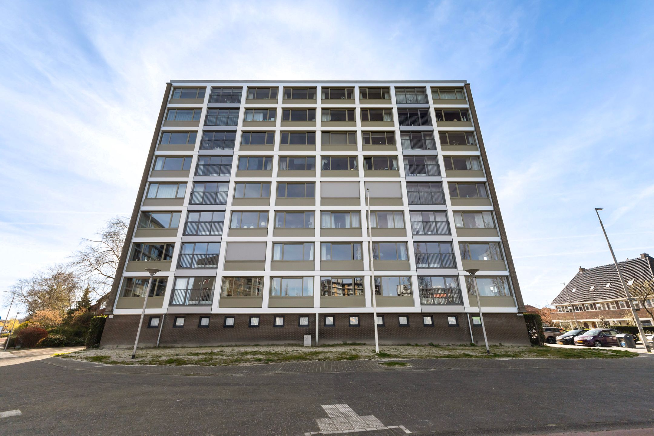 Spacious top-floor apartment with panoramic city views in Leeuwarden — 36