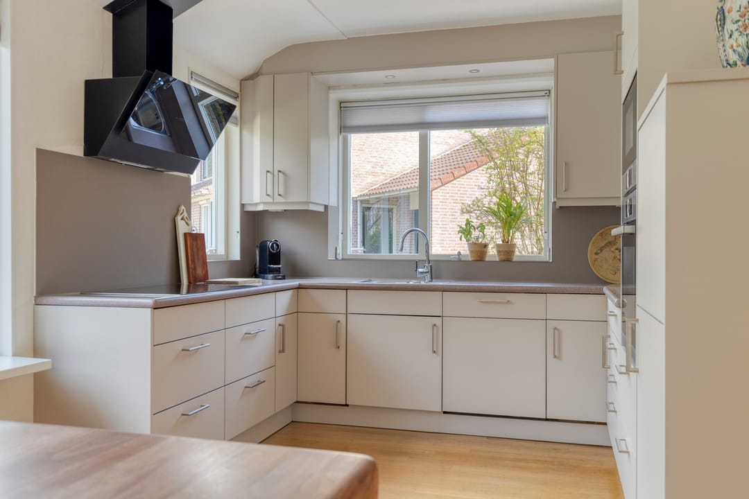 Spacious Semi-Detached Home with Garage, Two Dormers and Large Southwest-Facing Garden — 16