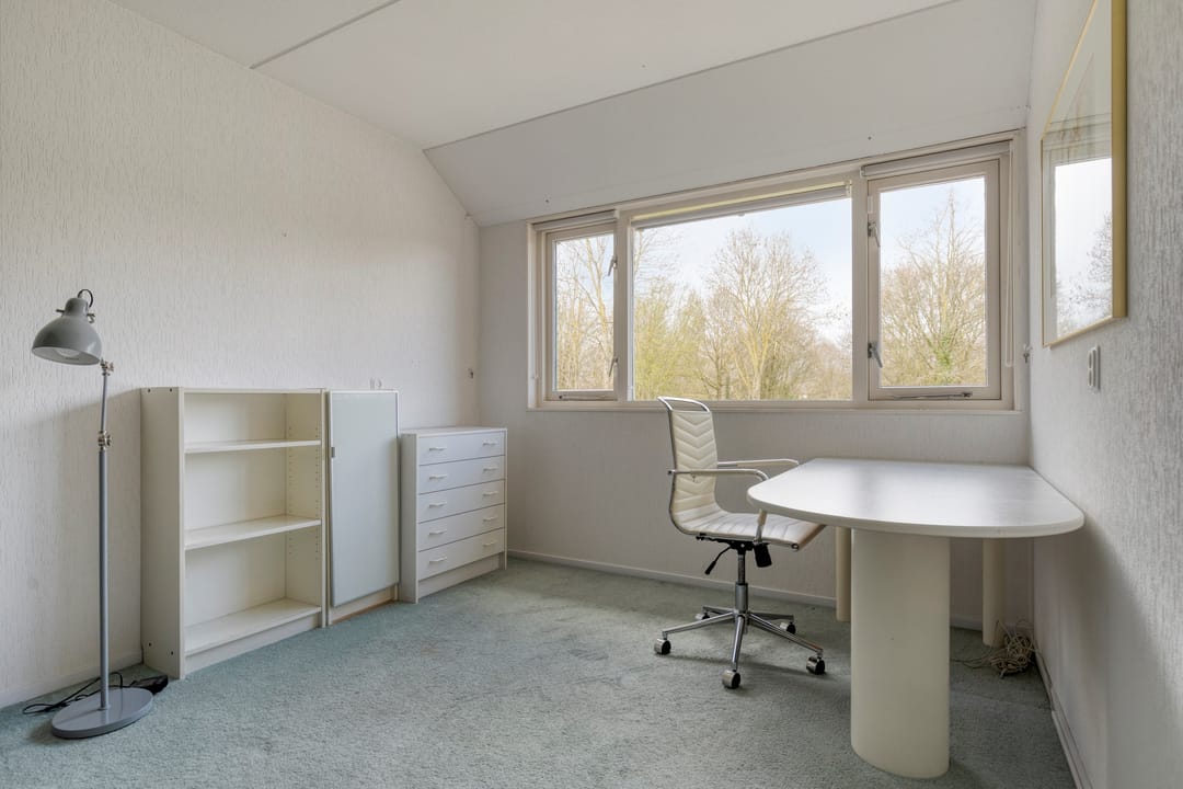 Spacious Semi-Detached Home with Garage, Two Dormers and Large Southwest-Facing Garden — 28