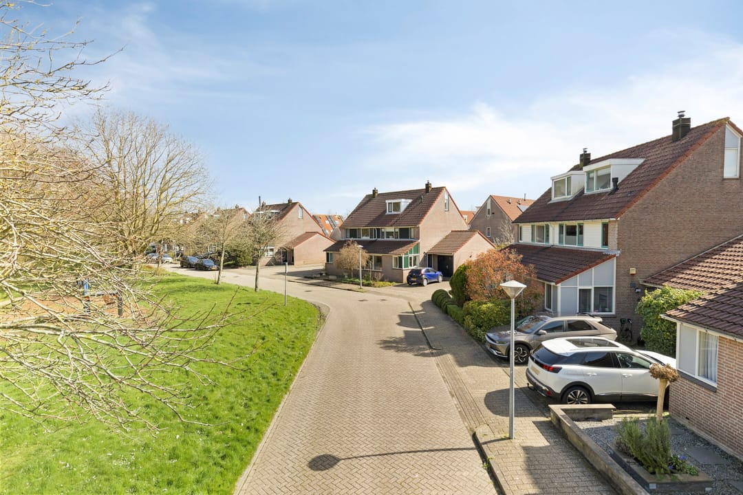 Spacious Semi-Detached Home with Garage, Two Dormers and Large Southwest-Facing Garden — 47