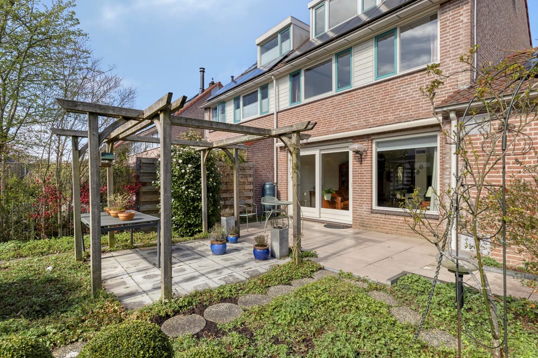 Spacious Semi-Detached Home with Garage, Two Dormers and Large Southwest-Facing Garden — 38