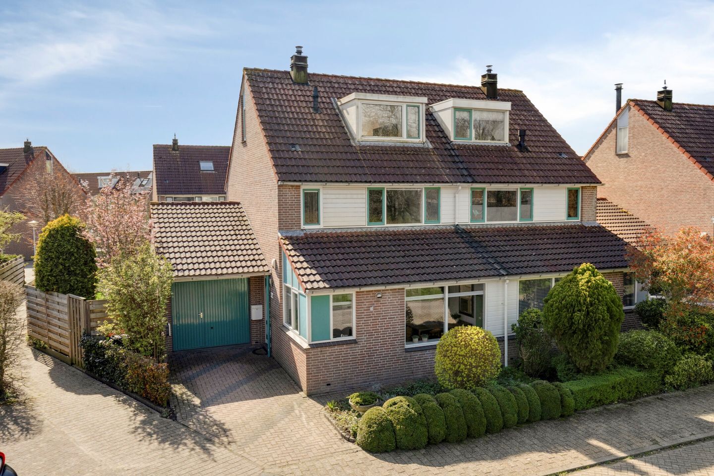 Spacious Semi-Detached Home with Garage, Two Dormers and Large Southwest-Facing Garden — 44