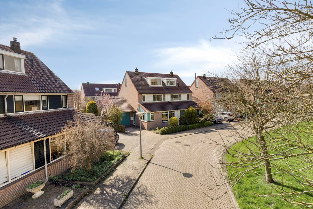 Spacious Semi-Detached Home with Garage, Two Dormers and Large Southwest-Facing Garden — 46