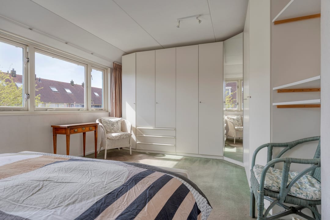 Spacious Semi-Detached Home with Garage, Two Dormers and Large Southwest-Facing Garden — 22